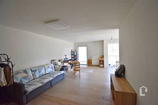 <p><span>Faites de cet appartement de 2 chambres à coucher, situé au calme, votre nouvelle maison !   </span></p><p><span> </span></p><p><span>Dans la petite résidence 'Salviapark 2', vous trouverez cet appartement de 2 chambres à coucher prêt à être emménagé. La résidence est située à quelques minutes du centre animé de De Pinte, à quelques minutes de la N60, de la E17, de la E40, ainsi que de la Kortrijksesteenweg entre Gand et Deinze. La résidence est située dans un quartier résidentiel.</span></p><p><span> </span></p><p><span>En entrant par le hall, vous avez accès à l'espace de vie spacieux donnant sur la terrasse ensoleillée et à la cuisine installée. L'appartement dispose de 2 chambres à coucher lumineuses et d'une salle de bain spacieuse (deux lavabos dans le meuble), baignoire et douche. Il y a des toilettes séparées. Dans le hall d'entrée, il y a une pièce de rangement pratique avec un branchement pour la machine à laver et de l'espace pour un sèche-linge.</span></p><p><span> </span></p><p><span>Le chauffage est au gaz. Le garage souterrain fermé est inclus dans le loyer.</span></p><p><span> </span></p><p><span>EPC : 90 kWh</span></p><p><span>Provision : 70 euro/mois  </span></p><p><span>Disponible : 01/08/2025</span></p><p><span> </span></p><p><span>Points forts :</span></p><p><span>+     Situation idéale et calme</span></p><p><span>+     Proche du centre</span></p><p><span>+     Proche des transports en commun</span></p><p><span>+     2 chambres à coucher</span></p><p><span>+     Garage souterrain</span></p>