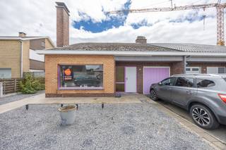 <p>Dans le <strong>pittoresque Westkerke</strong>, sur la <strong>calme</strong> Eikenlaan se trouve cette maison semi-ouverte de 1972.<br />Une excellente opportunité pour ceux qui recherchent un <strong>projet de rénovation</strong> avec de nombreuses possibilités.<br /><br />Cette maison offre la base idéale pour ceux qui souhaitent créer un chez-soi entièrement selon leurs goûts et les normes de vie contemporaines.<br />La <strong>construction semi-ouverte</strong> permet une agréable luminosité et une sensation d’espace, vous donnant tous les atouts pour en faire une <strong>maison familiale confortable</strong>.<br /><br />Un atout particulier est que <strong>toutes les pièces</strong> (salle de vie, cuisine, chambres, salle de bain, garage, ...) sont <strong>situées au rez-de-chaussée</strong> et que la maison dispose en outre d'un <strong>grenier spacieux</strong>, actuellement non utilisé.<br />Avec les aménagements nécessaires, celui-ci peut être facilement transformé en plusieurs chambres, un bureau, une salle de jeux ou un espace hobby. Ainsi, vous créez une surface habitable supplémentaire, parfaitement adaptée à vos désirs de logement.<br /><br />Êtes-vous à la recherche d'une maison que vous désirez aménager entièrement selon vos goûts ? Alors c’est l’opportunité idéale.<br />Une <strong>estimation indicative des coûts de rénovation</strong> peut être consultée dans l'annonce sur le site (caenen.be) sous l'onglet 'téléchargements'. <br /><br />Laissez-vous surprendre par les possibilités que cette maison a à offrir et contactez-nous pour prendre rendez-vous pour une visite !</p>