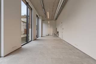 <p><span>Kantoor te huur gelegen in Antwerpen<br /><br /></span></p><p><span>Nieuwbouw kantoorruimte van 85m² te huur voor ondernemers en professionals die op zoek zijn naar een moderne en centraal gelegen kantoorruimte.</span></p><p><span> </span></p><p><span>Troeven:</span></p><ul><li><span>Kitchenette</span></li><li><span>Nieuwbouw</span></li><li><span>Fietsenstallingen boven- en ondergronds</span></li><li><span>Ondergrondse parking (€90+€10/m)</span></li><li><span>Toegang tot alle voorzieningen, winkels, restaurants en openbaar vervoer</span></li></ul><p><span> </span></p><p><span>Algemene kosten €150: inclusief provisie (vloer)verwarming, onderhoud gemeenschappelijke delen, lift</span></p><p><span> </span></p><p><span>Bent u op zoek naar de perfecte plek om te werken in Antwerpen? </span></p><p><span> </span></p><p><span>Neem vandaag nog contact met ons op om uw interesse te tonen, vragen te stellen of een bezichtiging te regelen.</span></p><p><span>Voor meer informatie en prijzen, neem contact met ons op 03/283 06 06 of <span>info@reant.be</span></span><span> en bezoek onze website op <span>www.reant.be</span></span><span> </span></p><p><span> </span></p><p><span> </span></p><p><span> </span></p>