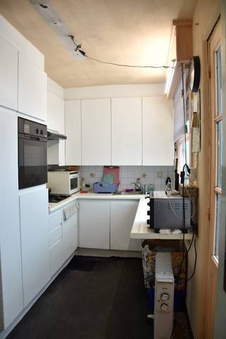 Deze knusse rijwoning treft u in een aangename residentiële buurt te Kortrijk.Gelegen op slechts 500 meter van het commerciële centrum (winkels,...