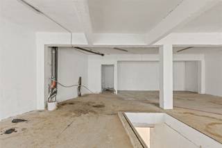 <p>Zeer ruime CASCO commercieel gelegen gelijkvloers!<br /><br />Dit gelijksvloers beschikt over een mooie uitstraling en visibiliteit langs buiten, binnen is er een grote open ruimte van 160m² die volledig naar wens kan ingericht worden. <br /><br />Verder is er nog een ruime benedenverdieping van +- 120 m², toegankelijk via een vaste trap naar beneden, ook volledig naar wens in te richten.</p>