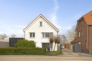 <p>Langs een doorgaande weg, in Maaseik gelegen vrijstaand woonhuis met tuin. <br />Deze verrassend ruime woning (240 m²) is momenteel opgesplitst in een kantoorruimte op het gelijkvloers en studio op de eerste verdieping. <br />Overal zijn er pvc ramen met dubbel, hoog rendementsglas en hand bedienbare rolluiken. De woning is voorzien van cv op stookolie. <br />Het totale perceelsoppervlakte zal ongeveer 5a 50ca bedragen.<br /><br /></p>