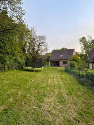 In een rustige en aangename woonomgeving in Lembeek (Halle) bevindt zich deze open bebouwing op een mooi perceel van 1.120 m². De woning werd gebouwd in 1998 en deels gerenoveerd in 2023. Dankzij de vlotte verbinding met het centrum, de autosnelweg en het openbaar vervoer geniet u hier van een ideale combinatie van rust en bereikbaarheid.<br /><br />Indeling<br />Gelijkvloers: inkomhal met gastentoilet, bureau (ideaal voor thuiswerk), ruime woonkamer met eetplaats, volledig uitgeruste keuken, berging en een overdekt terras met zicht op de tuin.<br />Eerste verdieping: nachthal met apart toilet, drie volwaardige slaapkamers, badkamer en dressing.<br />Zolder: praktische bergzolder bereikbaar via luik.<br />Kelderverdieping: volledige onderkeldering met meerdere kelders (ideaal als hobbyruimte) en een ruime garage.<br /><br />Buitenruimte<br />Ruim en breed perceel (± 22,2 m straatbreedte) met terrassen van samen ± 20 m², oprit met twee parkeerplaatsen en een rustige, groene ligging.<br /><br />Comfort & uitrusting<br />Bewoonbare oppervlakte ± 146 m², centrale verwarming op aardgas, 15 zonnepanelen (340 Wp), laadpaal voor elektrische wagen, waterontharder, hoogrendementsbeglazing (hout/aluminium/PVC) en EPC C.<br /><br />Extra troeven<br />Open bebouwing, groene en rustige omgeving en een mooie verhouding tussen binnen- en buitenruimte.