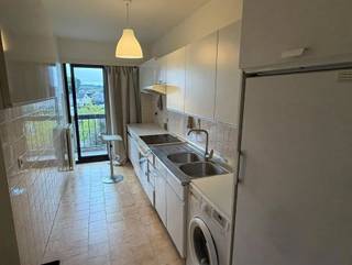 <h1><span>Appartement op de 5e verdieping bestaande uit inkomhal met ingemaakte kast; afzonderlijke WC; living met parket; keuken ingericht met dubbele afwasbak, vitrokeramisch kookfornuis, dampkap, koelkast, kasten, wasmachine en droogkast; 2 slaapkamers</span><span>; </span><span>badkamer met lavabo, ligbad en WC; </span></h1><h1><span>Zonnig terras over de volledige breedte;</span></h1><p><span>Kelder nr. 67;</span></p><p><span>Het appartement is volledig nieuw geschilderd.</span></p><p><span> </span></p><p><span>Nutsvoorzieningen: water, elektriciteit, centrale verwarming op gas, dubbel glas, elektrische zonnewering, lift, parlofoon</span></p>