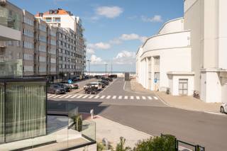 In de prestigieuze residentie New Gallery, op een absolute toplocatie aan het Albertstrand, bevindt zich dit ruime appartement met drie slaapkamers...