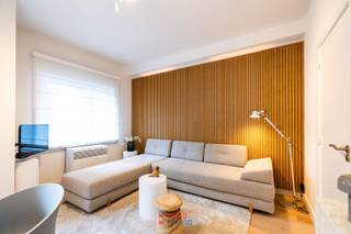 Ce studio a été entièrement rénové. Le résultat est un ensemble charmant et rafraîchi, idéal pour un week-end à la mer !<br /><br />De plus, l'emplacement est vraiment top ! À 25 pas de la rue commerçante et à 75 pas de la plage, nous sommes ici au cœur de Nieuwpoort-Bad.<br />Cave et mobilier moderne inclus. EPC : 180.<br /><br />Vous n'êtes pas encore convaincu ? Venez visiter ce bien par vous-même.<br /> 