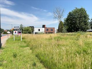<p><span>PERCEEL BOUWGROND MET OPPERVLAKTE VAN 539 M² VOOR HALFOPEN BEBOUWING.</span></p><p><span>Het perceel is gelegen in het centrum van het landelijke Baardegem (Aalst), vlotte bereikbaarheid dankzij nabijheid N47.</span></p><p><span> </span></p><p><span>LOT 1 met een oppervlakte van 539 m² biedt de mogelijkheid tot het bouwen van een ruime halfopen bebouwing met een maximale gevelbreedte van 11,4 m.</span></p><p><span>De tuin is zuid-westelijk georiënteerd.</span></p><p><span> </span></p><p><span>Verkavelingsvoorschriften beschikbaar op aanvraag.</span></p><p><span>Kosten voor opmeting en plan ten bedrage van  800,00 exclusief btw ten laste van koper. </span></p>