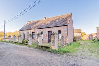Deze fermette staat op een perceel van +/-552m² en is voorzien van 4 slaapkamers.<br />De woning is rustig gelegen doch met een zeer vlotte bereikbaarheid tot verbindingswegen, openbaar vervoer en het stadscentrum van Mechelen. <br />Tevens bevindt zich de fietsostrade tussen Mechelen en Antwerpen in de onmiddellijke nabijheid.
