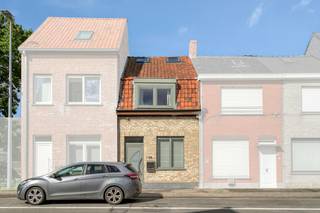 Dit volledig vernieuwd huis te koop (2013) combineert comfort, een gunstig EPC én goede ligging.<br />Er is bovendien een directe toegang via de Korte Bruggestraat — ideaal voor de fietsen en vuilnisbakken.<br />De ligging is perfect, vlak bij het centrum en met een vlotte aansluiting op de ring.<br /><br />Indeling:<br />Gelijkvloers: Gezellige, lichtrijke living (27 m²) met een open, ingerichte keuken (7 m²) voorzien van een combi-oven en keramische kookplaat. Aansluitend vind je de badkamer (4 m²) met ligbad/douchewand, lavabo en toilet, plus een praktische wasplaats/berging (4 m²).<br /><br />Eerste verdieping: 2 volwaardige slaapkamers (11,5 m² en 9,5 m²), waarvan één voorzien van een mezzanine.<br /><br />Of je nu een eigen stek zoekt zonder verbouwingszorgen of een investering met een mooi huurrendement: dit pand vinkt alle vakjes af!<br /><br />Interesse in een bezoek? Neem snel contact op met Charlotte Druant op 0474969298 of mail naar charlotte.druant@dewaele.com.<br /><br /><br /><br /><br />Bestuursmaatregelen in het maatregelenregister: nee