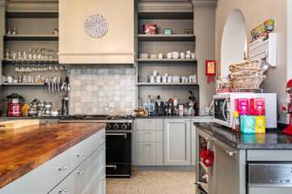 ALBERT stelt voor...een imposante, uniek gelegen villa vlakbij de zee en het strand van Westende. Dit uiterst charmante gebouw ligt in een...