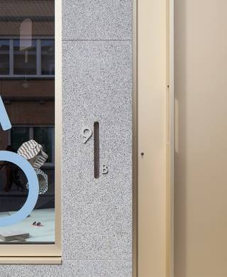 Dit aangenaam, goed gelegen en praktisch ingedeeld appartement werd vormgegeven door een Kortrijkse architect en beschikt over een uitzonderlijk...
