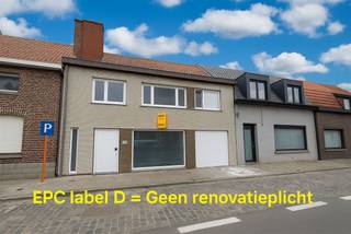 Welkom in het hart van Wevelgem, waar deze ruime en uitnodigende woning op u wacht. Met een bewoonbare oppervlakte van 215m² en een royaal perceel van 618m², biedt deze woning voldoende ruimte en comfort voor een gezin. Bij binnenkomst wordt u begroet door een stijlvolle hal die leidt naar de ruime woon- en eetkamer, die baadt in natuurlijk licht dankzij de grote ramen. De moderne, volledig uitgeruste keuken biedt directe toegang tot het terras. De vier comfortabele slaapkamers bieden genoeg plek voor het hele gezin, met de mogelijkheid om een kamer om te toveren tot een thuiskantoor of hobbyruimte. De badkamer is voorzien van moderne faciliteiten en zorgt voor het nodige comfort. Buiten vindt u een grote tuin. De garage biedt extra opslagruimte en veiligheid voor uw voertuig. Dichtbij alle voorzieningen, scholen en openbaar vervoer. Woning zit NIET onder de renovatie plicht!