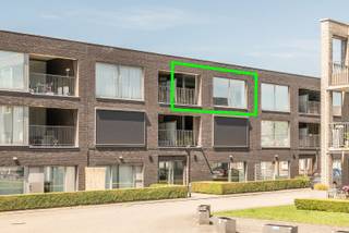 Dit moderne appartement, MET ondergrondse staanplaats, is gelegen op de tweede verdieping van een groot en modern complex, en je bereikt het via zowel de lift als de trap. Zo kom je tot in een eigen mooie inkomhal, met een apart gastentoilet. Via een open doorgang bereik je de heel aangename leefruimte, waar de gevelbrede raampartijen voor een overvloed aan natuurlijke lichtinval zorgen. De open keuken is voorzien van alle comfort met vernieuwde toestellen in en rond het kookeiland, en ook van hieruit heb je een heel open blik naar de living en de omgeving. Het leuke en ruime overdekte terras nodigt uit om in alle rust te genieten van het buitenleven. Aan de achterzijde van het pand vinden we de twee heel mooie slaapkamers terug, en tussenin is er voorzien in een badkamer met zowel ligbad als grote inloopdouche. Een handige berging maakt het plaatje compleet. Dit appartement ademt klasse en kwaliteit uit met ook airco's!, en terwijl je geniet van je eigen rustige woonomgeving is het bruisende centrum van Lokeren toch op loopafstand terug te vinden. Inschrijven via mail naar stefan@immo-home.be, geen telefonische inschrijvingen! Volg ons op Fb en Insta. Voor meer info: www.immo-home.be. GRATIS SCHATTING & GRATIS FINANCIEEL ADVIES