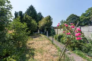 Charmante halfopen bebouwing met 3 slaapkamers, garage en zonnige tuin in Mol<br /><br />Bent u op zoek naar een ruime gezinswoning op een uitstekende locatie met tal van mogelijkheden? Dan is deze halfopen bebouwing, gelegen nabij het centrum van Mol, zeker een bezoek waard.<br /><br />De woning werd gebouwd in 1962 en beschikt over een praktische indeling met drie volwaardige slaapkamers, een kelder en een zolder, die extra opslagruimte biedt. Dankzij de centrale verwarming op aardgas, dubbele beglazing en rolluiken geniet u vandaag al van een aangenaam wooncomfort.<br /><br />De badkamer is toe aan een opfrissing, waardoor u deze volledig naar eigen smaak kunt inrichten. Verder biedt de woning heel wat renovatiemogelijkheden, zonder dat deze noodzakelijk zijn. Dankzij het gunstige EPC-label is de woning immers ook zonder ingrijpende energetische renovaties een interessante keuze.<br /><br />Buiten geniet u van een onderhoudsvriendelijke tuin met een zonnig, zuidoost georiënteerd terras, ideaal om van de ochtend- en middagzon te genieten. Daarnaast beschikt de woning over een garage en een praktisch tuinhuis.<br /><br />De ligging vormt een absolute troef: op korte afstand van het centrum van Mol, scholen, winkels en andere dagelijkse voorzieningen. Hierdoor combineert deze woning een rustige woonomgeving met een uitstekende bereikbaarheid.<br /><br />Troeven op een rij:<br />Halfopen bebouwing<br />Bouwjaar 1963<br />3 volwaardige slaapkamers<br />Centrale verwarming op aardgas<br />Dubbele beglazing<br />Rolluiken<br />Kelder en zolder<br />Badkamer te renoveren<br />Zuidoost georiënteerde tuin en terras<br />Garage en tuinhuis<br />Dicht bij scholen en het centrum van Mol<br />Gunstig EPC-label<br />Tal van renovatiemogelijkheden, zonder renovatieverplichting<br /><br />Bent u op zoek naar een woning met karakter, een uitstekende ligging en de mogelijkheid om deze volledig naar uw eigen wensen af te werken? Neem dan snel contact op voor een bezichtiging en ontdek zelf de mogelijkheden die deze woning te bieden heeft.