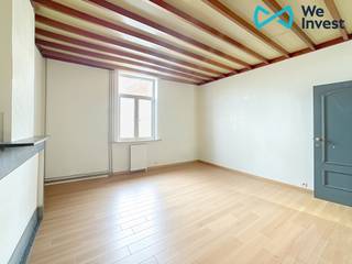 Ben je op zoek naar een betaalbare woning op wandel- en fietsafstand van de Brugse binnenstad, en schrikt wat renovatiewerk je niet af? Dan is deze woning zeker een grote kanshebber! <br /><br />De indeling is als volgt: <br />Souterrain: Keuken met eethoek- Badkamer met lavabo en bad/douchecombinatie - apart toilet - wasplaats - veranda - koer (21m2)<br />1ste verdieping: Ruime woonkamer <br />2de verdieping: 2 slaapkamers (20m2 en 14m2) <br />3de verdieping/zolder: Klaar voor inrichting als 3de slaapkamer (17m2), bereikbaar via vaste trap<br /><br />De woning is op heden verhuurd (kan opgezegd worden voor eigen bewoning) en beschikt over een geldig conformiteitsattest en goedgekeurde elektrische installatie. Dankzij het EPC label C is er geen renovatieplicht en het pand is tevens asbestveilig. Er werd recent een nieuwe gaswandketel en boiler voor sanitair warm water geplaatst. <br /><br />*Op de foto's van de lege ruimtes ziet men de woning in de huidige staat. De renders geven een beeld van het potentieel na inrichting/renovatie. <br /><br />De vermelde prijs is een startprijs. Elk bod boven deze prijs wordt voorgelegd aan de eigenaar, die al dan niet kan aanvaarden. Maak snel uw afspraak voor een bezoek ter plaatse!