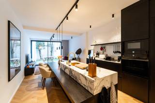 <p>PLAN UW BEZOEK VIA VOLGENDE LINK: https://listed.mijnhuurprofiel.be/whise/7637818</p>
<p><span>Wonen op absolute toplocatie in een prachtig gelijkvloers appartement? Dan is dit zeker iets voor u! </span></p>
<p><span>Dit eersteklas appartement bevindt zich in het prachtig project KRS26 op het bruisende Zuid. Een overvloed aan trendy restaurantjes, terrasjes en marktjes creëren van deze ligging een unieke en leuke toplocatie. </span></p>
<p><span>Het prachtige museum van schone kunsten en de befaamde Marnixplaats op wandelafstand van dit subliem appartement. Een perfecte ligging voor de echte levensgenieters! </span></p>
<p><span>Dit indrukwekkend mooi appartement van ca. 83m<sup>2</sup> is gelegen op het gelijkvloers in de Karel Rogierstraat. </span></p>
<p><span>Bij het betreden van dit prestigieus appartement komt men binnen in de ruime inkomhal met mooi ingemaakte vestiaire. De kwalitatieve ingerichte openkeuken bevindt zich in de ruime leefruimte met veel lichtinval die toegang geeft tot de ruime buitenruimte. </span></p>
<p><span>Dit magnifiek appartement beschikt over 2 slaapkamers. De hoofdslaapkamer is uitgerust met een mooie ingemaakte kasten. De tweede slaapkamer is voorzien van een ruimte voor eventueel ingemaakte kasten of bureel. De badkamer is schitterend afgewerkt met een mooie dubbele wastafel, ruime inloopdouche en een handdoekradiator. </span></p>
<p><span>De combinatie van het wondermooie vissengraadparket, marmeren afwerking en strakke moderne ingemaakte kasten zorgen voor een elegant en uniek resultaat. </span></p>
<p>Huurprijs: 1.700,00 EUR/maand<br />Kosten: 250,00 EUR/maand (inc water, gas, elek, internet en gem kosten)<br />Beschikbaarheid: onmiddellijk</p>
<p><span>Laat deze buitenkans u niet voorbijgaan en contacteer LISTED: +32 3 283 51 51.</span><span> </span></p>
