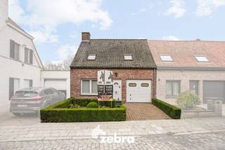 In het centrum van Tielt bevindt zich deze gesloten bebouwing, gunstig gelegen nabij verschillende invalswegen, winkels en het ziekenhuis.Via de...