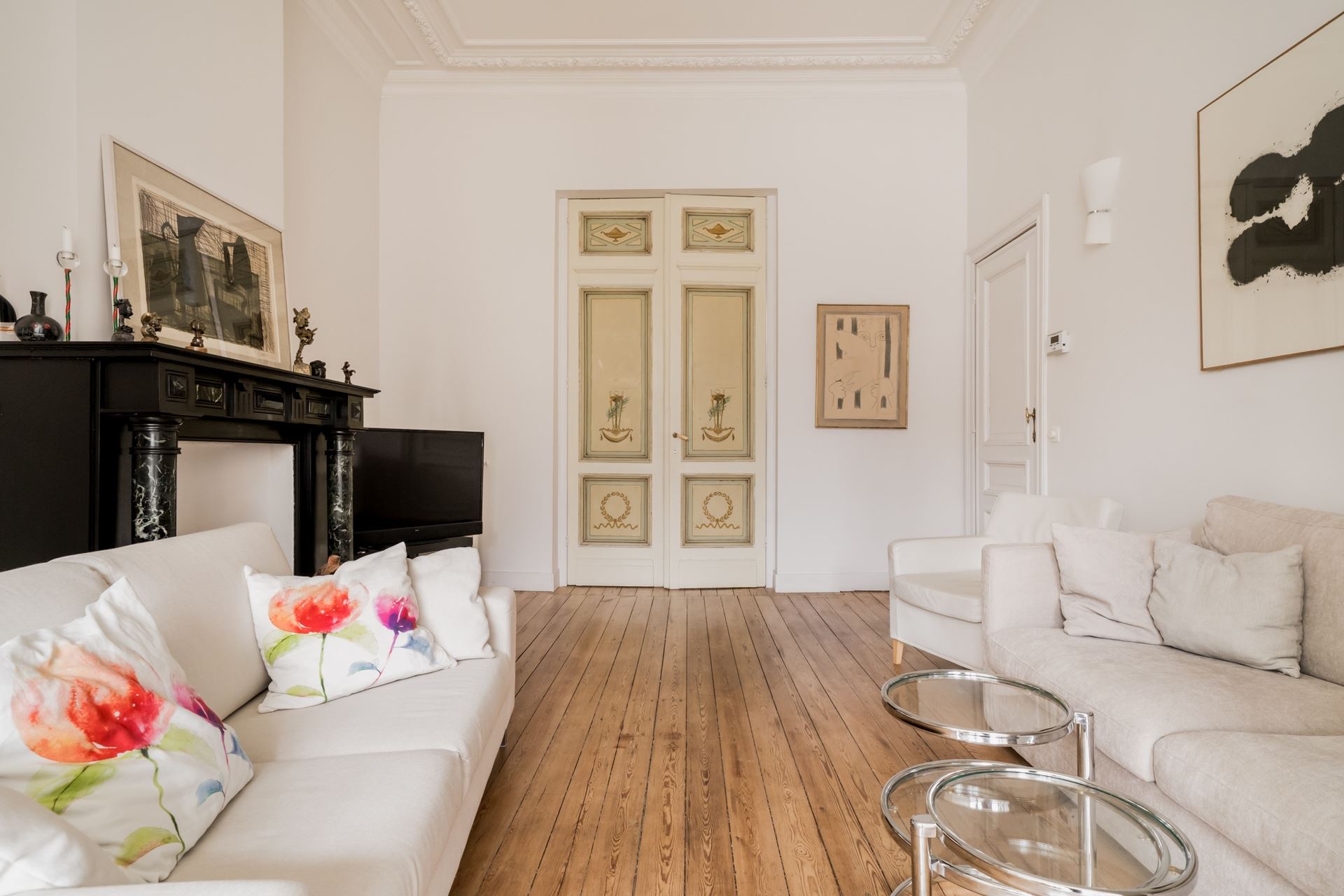 Beautifully Renovated Authentic Townhouse (± 320 m²) Prime Location near the European Quarter and Cinquantenaire Park - photo 2