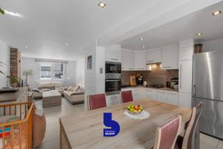 Deze perfect onderhouden rijwoning is centraal gelegen in het hart van Bredene, op wandelafstand van openbaar vervoer, scholen, de Spuikom en...