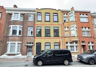 Dit gerenoveerde appartement met twee slaapkamers bevindt zich dicht bij verschillende handelszaken en op een boogscheut van het centrum van Oostende.
Het appartement ligt op de eerste verdieping van een kleine residentie.
Het omvat een gezellige leefruimte met een keukenwand.
In de hall komen we een slaapkamer tegen, een badkamer met douche, lavabo en toilet en helemaal achteraan bevindt zich nog een tweede slaapkamer.

Kortom een instapklaar, verzorgd appartement die onmiddellijk beschikbaar is.

Wil je je kandidaat stellen?
Stuur mij dan al je gegevens door naar kris.bauwens@albert.immo