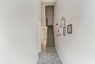 TOTAALRENOVATIE - Goed gelegen en gemeubelde studentenkamer met eigen sanitair (wc, douche & wastafel) in een kleinschalig gebouw met 7...