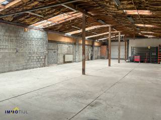 <p>Op zoek naar een goed gelegen opslagruimte voor uw professionele activiteiten? Deze ruime magazijnruimte (ca. <strong>220 m²)</strong> biedt tal van mogelijkheden voor zelfstandigen of kleine ondernemers.</p>
<p>Gelegen op een groot perceel, beschikt het magazijn over een <strong>voorste poort met geïntegreerde deur</strong> en een <strong>achterste houten poort</strong>, wat zorgt voor een vlotte toegankelijkheid.<strong><br /><br />Extra troef: achteraan bevindt zich een tuin, </strong>ideaal voor extra buitenopslag<strong>. Strategisch gelegen nabij de belangrijkste verbindingswegen richting Aalst en Ninove, met een vlotte bereikbaarheid.</strong></p>
<p>Afmetingen:</p>
<ul>
<li>Diepte: ca. 24 m</li>
<li>Breedte: ca. 9 m</li>
</ul>
<p></p>
<p>Interesse of vragen? Neem vrijblijvend contact op met <strong>Jonas</strong> via jonas@immotijl.be of bel <strong>0477 17 44 20</strong> voor meer info of een bezoek.</p>