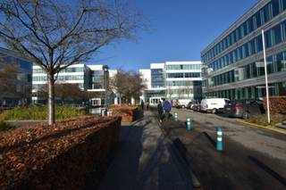 Modern offices for rent in a beautiful office park in Vilvoorde. Easily accessible by car, 2 minutes from the R0. Large parking and a company restaurant on site.<br />Surface: 890 sqm<br />Available archive space: 60 €/sqm/year<br />Parking IN: € 1000/square/year<br />Parking OUT: € 500/square/year