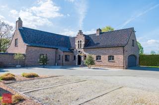 Afgeschermd van het straatbeeld bevindt zich deze eigendom op een groot perceel van bijna 1 hectare privacy. Villa bestaande uit een inkomhall,...
