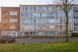 Zeer centraal gelegen appartement op een eerste verdieping. Vlakbij E19, A12, scholen, supermarkten, parken, ziekenhuizen en openbaar vervoer.<br /><br />Indeling: Inkomhal op parket met ingemaakte berging, vestiaire en apart toilet met handenwasser. Woonkamer op parket, 2 slaapkamers op laminaat waarvan één toegang verleent tot het terrasje met berging. De badkamer is voorzien van ligbad en badkamermeubel. De keuken voldoet aan alle hedendaagse comfort.<br />Het appartement is uitgerust met driedubbele beglazing.<br /><br />Garagebox verplicht bij te huren aan €75,00/maand.<br /><br />Gemeenschappelijke fietsenberging achter het gebouw.<br /><br />Alg. onkosten bedragen €60,00 per maand (onderhoud gemene delen, lift, en privatief waterverbruik).<br /><br />EPC: 102KwH/m²/jaar (Energielabel - B) - Waarborg: 3 maanden via verzekeringsbon Korfine - Plaatsbeschrijving: €225 incl. BTW/per partij <br /><br />Alg. onkosten bedragen €60,00 per maand (onderhoud gemene delen, lift, en privatief waterverbruik).<br /><br />EPC: 102KwH/m²/jaar (Energielabel - B) - Waarborg: 3 maanden via verzekeringsbon Korfine - Plaatsbeschrijving: €225 incl. BTW/per partij