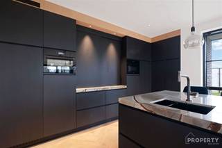Welkom in deze prachtige moderne woning in Wielsbeke, met een royale leefruimte van 220m². Deze eigentijdse residentie biedt drie ruime slaapkamers...