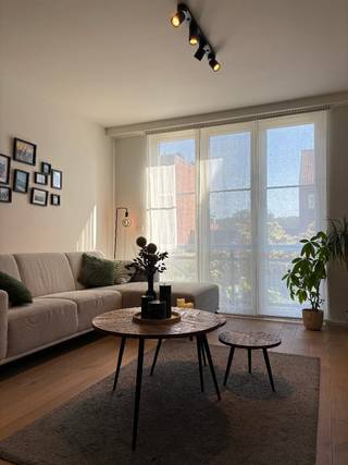 Instapklaar gelijkvloers appartement met tuin inclusief private parking in Wilrijk<br /><br />Dit verzorgde gelijkvloers appartement is gelegen aan de Doornstraat 142 in Wilrijk en combineert een rustige ligging met een uitstekende bereikbaarheid. Op wandelafstand bevinden zich het Steytelinckpark en Park van Eden. Winkels, scholen, horeca en openbaar vervoer liggen in de directe omgeving. De bushalte bevindt zich op ongeveer 30 meter en via de A12, E19 en de Antwerpse Ring bent u vlot onderweg.<br /><br />Indeling<br />Het appartement heeft een oppervlakte van 100 m² en bestaat uit:<br />Gemeenschappelijke inkomhal<br />Lichtrijke leefruimte<br />Open keuken met keukeneiland, combi-oven/microgolf, aparte stoomoven en veel kastruimte<br />Aparte berging met aansluiting voor wasmachine en droogkast<br />2 slaapkamers, beide met toegang tot de tuin<br />Badkamer met inloopdouche<br />Apart gastentoilet<br />Private, droge kelder.<br /><br />Buitenruimte<br />De onderhoudsvriendelijke tuin is bereikbaar vanuit beide slaapkamers en beschikt over een elektrische zonnewering en een waterton.<br />Afgesloten parking met automatische poort<br />1 private autostaanplaats<br />Gemeenschappelijke, overdekte fietsenstalling<br /><br />Comfort<br />Elektrische rolluiken aan alle ramen<br />Hoogrendementsbeglazing<br />Centrale verwarming op aardgas met condenserende ketel<br />Nieuwe boiler (2024)<br />Digitale gas- en elektriciteitsmeter<br /><br />Ligging<br />Op wandelafstand van Steytelinckpark en Park van Eden<br />Winkels en horeca in de buurt<br />Bushalte op 30 meter<br />Bist op 500 meter<br />Vlotte verbinding naar Antwerpen-centrum, A12, E19 en de Antwerpse Ring<br /><br />Praktische informatie<br />Adres: Doornstraat 142, 2610 Wilrijk<br />Bouwjaar: 1960<br />Renovatie: 2006<br />EPC: Label C – 216 kWh/m²/jaar<br />Kadastraal inkomen: €808<br />Gemeenschappelijke kosten: €50/maand
