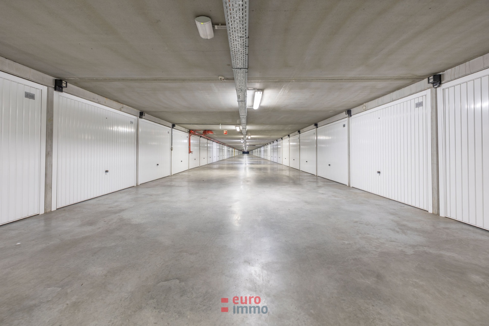 Afgesloten garagebox op een centrale ligging! - foto 2