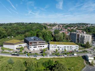 <p>Project Ananda heeft voor u een ideale leefomgeving gecreëerd bestaande uit 3 eigentijdse residenties, helemaal afgestemd op uw behoeften, in een aangelegd privépark vlak bij alle faciliteiten en slechts 5 km van hartje Brussel. Uw nieuwe thuis is opgetrokken met de nieuwste bouwtechnieken en voorzien van de beste energieprestaties en een superieure akoestiek. De bewoners genieten dus van een prachtig uitzicht op de vijver en het groen.<br /><br />De zuidelijke rand van de gemeente Neder-over-Heembeek, waar Ananda ligt, loopt langs het kanaal en vormt de grens met de gemeenten Schaarbeek, Evere en Laken. De Brusselse Grote Markt ligt op slechts 5 kilometer, De Ring en A12 bevinden zich op 5 minuten rijden.<br /><br />Residentie Magnolia bestaat uit 47 appartementen met één, twee of drie slaapkamers en 2 commerciële ruimtes. Dankzij de ligging genieten de verschillende types appartementen van residenties Magnolia van het vele daglicht dat binnenvalt. De grote ramen nodigen uit om te genieten van de terrassen. De laatste appartementen zijn ondertussen instapklaar tegen de akte. Contacteer ons snel voor een bezoek ter plaatse.</p><p>Tijdelijke actie! Koop nu en krijg een tweede kelderberging twv € 4500 gratis. Voor investeerder bieden wij tevens 6 maand verhuurgarantie aan!</p>