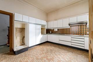 Karaktervolle op te knappen stadswoning met magazijn op een perceel van ca. 619 m². <br /><br />Indeling en omschrijving:<br />Inkomhal met de trap naar de bovenverdieping. Verderdoor de voorkamer, keuken, leefruimte en berging. Op de eerste verdieping bevinden zich de drie slaapkamers en badkamer. Via de vaste trap bereikt u de ruime zolder. Garagepoort aan de rechterzijde van de woning. Hierachter bevindt zich het ruime magazijn van ca. 380 m².<br /><br /><span>Extra info: stadswoning I ruim magazijn I </span><span>EPC 742 kWh/(m² jaar) Label F</span><span> I infoplicht: Vg, Wg, Gvv, Gvkr, Ho I watertoets: P-score: D I G-score: D.<br /><br />Renovatieverplichting residentiële gebouwen van toepassing (label F). Meer info: https://www.vlaanderen.be/een-woning-kopen/renovatieverplichting-voor-residentiele-gebouwen.</span>