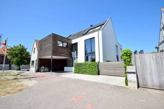 Prachtige recente koppelvilla met hedendaagse architectuur gelegen te oud Knokke. Indeling: Inkomhal met vestiaire en toilet. Ruime eetkamer met open volledig geïnstalleerde keuken (Miele toestellen) met toegang tot het terras en zonnige tuin. Berging/wasplaats. Gezellige en lichtrijke woonkamer. Praktische berging. Op de eerste verdieping: Master bedroom met dressing en aansluitende douchekamer (dubbele lavabo en douche). Tweede ruime slaapkamer. Afzonderlijke douchekamer (dubbele lavabo, douche en toilet). Op verdiep 2: 3de ruime slaapkamer. Technische berging. Ruime garage voor één wagen (oplaadpunt elektrische wagen) en fietsen. Parkeermogelijkheid voor 3 wagens. Vloerverwarming, smeedijzeren wanden, zonnepanelen, laadpaal, airco, alarm, ... Prijs-kwaliteit, zeker één van onze favorieten.