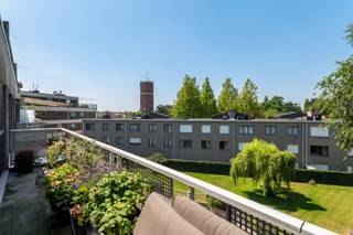 Welkom in dit ruime appartement, gelegen op de derde verdieping van een verzorgd gebouw in het bruisende centrum van Brasschaat. Hier woont u op korte wandelafstand van winkels, scholen, horeca en openbaar vervoer, terwijl u achteraan geniet van een verrassend rustige omgeving met zicht op de gemeenschappelijke binnentuin.<br />De centrale ligging zorgt voor een uitstekende bereikbaarheid. Bovendien bevinden het Gemeentepark en de Golf van Brasschaat zich op korte afstand, waardoor u het bruisende dorpsleven moeiteloos combineert met rust en groen.<br /><br />Indeling van het appartement:<br />Via de lift of trap bereikt u de derde verdieping. De ruime inkomhal beschikt over een vestiaire, wasruimte en gastentoilet.<br />Vooraan bevindt zich de royale leefruimte met plaats voor een groot salon en een ruime eetkamer. Aansluitend ligt de halfopen keuken, uitgerust met veel kastruimte, alle toestellen en een praktische berging met de privatieve cv-ketel.<br />Via de nachthal bereikt u drie ruime slaapkamers, waarvan twee toegang geven tot het terras. Verder beschikt het appartement over een badkamer met ligbad en dubbele lavabo, een aparte douchekamer en een tweede toilet. Daarnaast beschikt het appartement over een private kelderberging.<br /><br />Buitenruimte:<br />Het ruime terras met ideale west oriëntatie, kijkt uit op de verzorgde gemeenschappelijke binnentuin, die exclusief toegankelijk is voor de bewoners. Een aangename, rustige plek midden in het centrum.<br /><br />Parkeren:<br />In de ondergrondse parkeerkelder bevindt zich een autostaanplaats, optioneel aan te kopen voor € 30.000.<br /><br />Troeven van het appartement:<br />- Ruim appartement met drie slaapkamers<br />- Royale leefruimte met veel lichtinval<br />- Lift aanwezig<br />- Groot terras met zicht op de binnentuin<br />- Instapklaar<br />- Vernieuwde ramen en recente cv-ketel<br />- Ondergrondse staanplaats (aan te kopen aan € 30.000) en kelderberging<br />- Topligging in het bruisende centrum van Brasschaat<br /><br />Kortom:<br />Dit appartement is ideaal voor gezinnen die ruimte zoeken, maar ook voor koppels of senioren die comfortabel willen wonen met alle voorzieningen op wandelafstand. <br /><br />Absoluut een bezoek waard!
