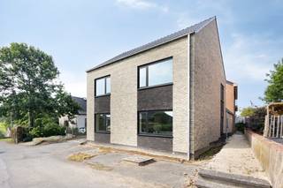 Dit prachtig en recent gerenoveerd huis staat te koop in het pittoreske Mater. De eigenaars hebben de zware renovatiewerken al voor u uitgevoerd. Het pand is reeds volledig gestript, vers gepleisterd en overal voorzien van een warme, hoogwaardige laminaatvloer. Dit biedt u als koper een enorm voordeel: u hoeft niet meer door het stof van een zware verbouwing, maar u krijgt wel de absolute vrijheid om de binnendeuren en uw ultieme droomkeuken nog volledig naar uw eigen persoonlijke stijl en smaak te kiezen.<br /><br />Wie ervoor kiest om dit huis te kopen, geniet bovendien van een uitstekende locatie: ultieme rust en landelijke charme, maar tegelijkertijd een zeer vlotte bereikbaarheid naar het centrum van Oudenaarde.<br /><br />INDELING:<br /><br />GELIJKVLOERS:<br />-Ruime inkomhal of gang;<br />-Toilet;<br />-Living;<br />-Eetruimte;<br />-Keukenruimte (voorzien van alle aansluitingen, volledig naar eigen smaak in te richten);<br />-Wasruimte met douche;<br />-Technische ruimte;<br />-Achteringang;<br />-Hobbyruimte;<br />-Kelder.<br /><br />1e VERDIEP:<br />-3 ruime slaapkamers;<br />-Volledig afgewerkte badkamer met inloopdouche, toilet en 2 wastafels;<br />-Grote hobbykamer.<br /><br />2e VERDIEP:<br />-Ruime en hoge zolder.<br /><br />BUITEN: <br />-2 garages; <br />-Grote tuin (dankzij de zuidwestelijke oriëntatie kunt u hier van de middag tot de late avond volop van de zon genieten).<br /><br />ALGEMENE INFO:<br />- Perceel: 1.420 m²;<br />- Oriëntatie: Zuid-West;<br />- EPC B;<br />- Verwarming: gas;<br />- Dubbel glas;<br />- 3-4 slaapkamers;<br />- Regenwaterput;<br />- 2 Garages.<br /><br /><br />EPC: 159 kWh/m² / UC: 20260629-0003906272-RES-1<br />EPC: 0 kWh/m²<br /><br />Bestuursmaatregelen in het maatregelenregister: nee