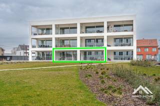 Dit nagelnieuw appartement is gelegen op de gelijkvloerse verdieping van een modern woningblok, en bereik je via de gemeenschappelijke inkom. Via je eigen inkomhal bereik je alle ruimtes in het appartement, te beginnen met het gastentoilet en een technische ruimte/wasplaats. Een glazen deur brengt je in de bijzonder lichtrijke leefruimte met open keuken. De grote schuiframen van gevel tot gevel geven een ongelooflijk ruimtelijk gevoel, en het uitzicht op het zeer grote overdekte terras en het iets verderop gelegen natuurgebied maken hier een echte "genietruimte" van. Naast de keuken is er een handige berging voorzien. De enige slaapkamer beschikt eveneens over een mooi uitzicht door de grote raampartij. De badkamer is voorzien van een stijlvolle inloopdouche en idem dito lavabomeubel. Je woont hier in een bijzondere omgeving, met zicht op prachtige natuur. Bij het appartement behoort bovendien een ondergrondse autostaanplaats die je kan aankopen voor €25 000, die je via de lift kan bereiken Het appartement wordt nu momenteel verhuurd dus ook een ideale investering! .Inschrijvingen via mail naar tommy@immo-home.be, geen telefonische inschrijvingen! Volg ons op Fb en insta. Voor meer info: www.immo-home.be GRATIS SCHATTING & GRATIS FINANCIEEL ADVIES