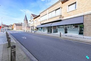 Op een zichtlocatie in het centrum van Lendelede in residentie "De Handboog", bevindt zich dit instapklare handelspand van ca. 93 m² (volgens EPC-attest). Dankzij de ligging in de Stationsstraat geniet u van een goede bereikbaarheid en maximale visibiliteit, met zowel passage te voet als met de wagen. Het pand werd jarenlang uitgebaat als schoenwinkel, maar biedt tal van mogelijkheden: van detailhandel tot kantoorruimte, showroom of dienstverlenend beroep. Indeling: ruime etalage met uitstekende zichtbaarheid, winkelruimte voorzien van talrijke kasten (overname mogelijk). Verder bevindt er zich een stockageruimte voor extra opbergmogelijkheden, een kitchenette (voorzien van spoelbak, elektrisch fornuis, dampkap en ingebouwde koelkast) en een apart toilet. Deze zichtlocatie biedt naast een commerciële opportuniteit ook diverse parkeermogelijkheden rond het gebouw. Lamellenplafond met ingewerkte verlichtingsarmaturen | Onroerende voorheffing ten laste van de huurder |De gemeenschappelijke kosten worden ieder jaar verrekend |Onmiddellijk beschikbaar. Contacteer ons voor meer informatie. 051 67 67 57 www.bordes.be
