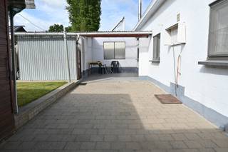 <p>Starters opgelet! Halfopen bebouwing met potentieel in Halen: Bloemendaalstraat 170, 3545 Halen<br /><br /></p>
<p>Droomt u van een eigen huis met tuin, maar schrikt de prijs u af? Dan is dit uw kans! Deze halfopen bebouwing in Halen biedt een perfecte basis om uw eigen droomhuis te creëren.<br /><br /></p>
<p>Wat maakt deze woning zo interessant?<br /><br /></p>
<ul>
<li>Ruime 160m² woonoppervlakte</li>
<li>3 slaapkamers</li>
<li>Inpandige garage</li>
<li>Aangename tuin op 4are50</li>
<li>Gunstige ligging in Halen</li>
</ul>
<p><br />Let op: Deze woning heeft een renovatieverplichting vanwege het EPC label F. Dit biedt u de mogelijkheid om de woning volledig naar uw eigen smaak en wensen te renoveren en tegelijkertijd te profiteren van premies en subsidies!<br /><br /></p>
<p>Grijp deze kans en maak van de Bloemendaalstraat 170 uw nieuwe thuis! Neem vandaag nog contact op met Immo Mezza voor een bezichtiging.<br /><br />0488/ 33 81 47<br />info@immomezza.be</p>