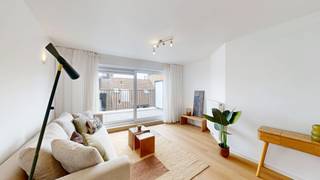 Ontdek dit lichtrijke duplex appartement, ideaal gelegen in het hart van Heist, op wandelafstand van winkels, openbaar vervoer en alle voorzieningen.<br />Bij het betreden van de woning kom je in een ruime en open leefruimte met grote raampartijen die zorgen voor een overvloed aan natuurlijk licht. De warme parketvloer geeft het geheel een gezellige uitstraling.<br /><br />Aansluitend bevindt zich de grote, functionele keuken met voldoende werk- en opbergruimte – perfect voor wie graag kookt.<br />Vanuit de leefruimte heb je toegang tot een zuidgericht terras, waar je de hele dag kan genieten van zon en rust.<br /><br />De duplex beschikt over twee volwaardige slaapkamers, ideaal voor een gezin, koppel of als combinatie wonen/werken. Verder is er een nette badkamer en praktische bergruimte.