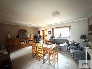 Deze charmante gesloten bebouwing bevindt zich op wandelafstand van het centrum van Borgloon, waar u geniet van alle nodige faciliteiten zoals winkels, scholen en horeca. Bovendien liggen prachtige, rustige wandelroutes in de natuur vlakbij – ideaal voor wie houdt van een evenwicht tussen stad en ontspanning.<br />Voor meer informatie of om een bezichtiging in te plannen, kan u steeds contact opnemen met Niels via 0473 39 44 39.<br /><br />De woning verwelkomt u via een inkomhal die toegang biedt tot een ruime woonkamer. Aansluitend bevindt zich de keuken, het centrale hart van de woning. Vanuit de keuken bereikt u een polyvalente ruimte, met zicht op het terras en de verzorgde tuin.<br />Extra troeven op het gelijkvloers zijn de badkamer, uitgerust met ligbad, lavabo met meubel en een apart toilet, evenals een praktische, aparte wasplaats.<br /><br />Op de eerste verdieping vindt u twee volwaardige slaapkamers en een extra kinderkamer. Daarnaast is er een apart toilet met lavabo voorzien.<br /><br />De woning beschikt ook over een kelder en een zolder, waarbij het dak en de vloer reeds geïsoleerd zijn. Het dak werd bovendien recent vernieuwd in 2025, wat bijdraagt aan het wooncomfort en de energiezuinigheid.<br /><br />Via een handige zijgang naast de woning bereikt u eenvoudig de tuin, ideaal om fietsen, tuinmateriaal of een kruiwagen te verplaatsen. In de mooi onderhouden tuin bevindt zich bovendien een praktisch tuinhuis voor extra opbergruimte.<br /><br /><span>*De vermelde oppervlaktes zijn indicatief. JM Vastgoed kan niet verantwoordelijk gesteld worden voor de juistheid van de verstrekte gegevens.</span>