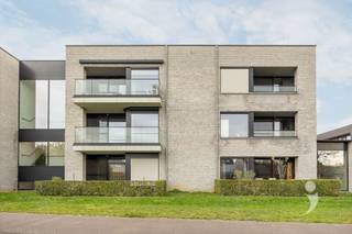 Deze knappe assistentiewoning omvat een ruime leefruimte, voorzien van een zonnig terras, en een volledig geïnstalleerde keuken.Deze keuken beschikt...