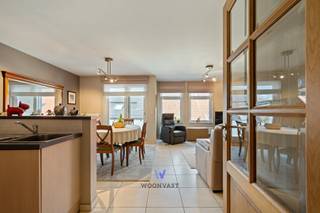 Ontdek dit instapklaar appartement (2006) met garage* en zeer goede EPC, gelegen in hartje Zele!<br /><br />Het appartement is gelegen op de tweede verdieping en kenmerkt de inkomhal, een lichtrijke woonkamer met eerste balkon, een open keuken, aparte WC, een ruime badkamer (douche en dubbele lavabo) en twee slaapkamers waarvan één ideaal is als bureau, dressing of kleinere slaapkamer. <br />Het appartement beschikt nog over een tweede terras achteraan. <br /><br />*Parkeren kan eenvoudig achter het gebouw. De aparte garage is verplicht bij te kopen met vraagprijs 25.000 EUR.<br /><br />TROEVEN IN EEN NOTENDOP:<br />- Lift aanwezig; <br />- Centrumligging;<br />- Nabij winkels, scholen en openbaar vervoer;<br />- Energiezuinig;<br />- Kan ook dienst doen als investering;<br />- Instapklaar;<br />- 2 terrassen. <br /><br />Meer informatie of een bezoek? Contacteer Kyan via 0470/35.32.06 of via kyan@woonvast.be