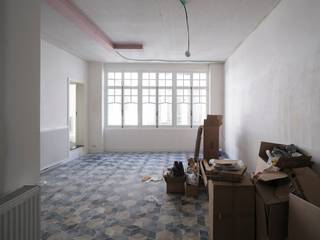 Op deze toplocatie, in het hartje van Gent, vinden we dit prachtig, historisch gebouw, ze werd volledig gerestaureerd/gerenoveerd en voorziet op het gelijkvloers een casco handelspand. De afwerking/inrichting dient door de huurder te worden voorzien (vloer, toilet, CV aanwezig). De perfecte locatie voor een hippe koffiebar, wijnbar, advocatenkantoor, vastgoedkantoor, ... Aparte berging en toilet. Onmiddellijk beschikbaar. Aarzel niet ons te contacteren voor meer informatie of voor een bezichtiging.