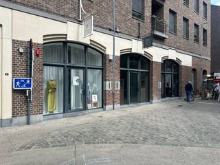 Cet espace commercial spécial d'environ 58 m² est situé dans la Witte Nonnenstraat, au cœur de Hasselt.<br /><br />Le bâtiment attire immédiatement le regard grâce aux grandes fenêtres côté rue, qui laissent entrer beaucoup de lumière naturelle et offrent une visibilité attrayante. <br /><br />L'espace commercial offre diverses options et est idéal pour une boutique, une salle d'exposition, une galerie, un studio ou toute autre activité commerciale, entre autres. Ce faisant, la mezzanine offre des options supplémentaires et renforce l'aspect unique du bâtiment.<br /><br />L'emplacement est également un atout important. L'établissement se trouve à quelques pas des principales rues commerçantes et des attractions du centre-ville de Hasselt.<br /><br />Il y a des installations sanitaires avec toilettes et une entrée arrière séparée à l'arrière.<br /><br />Intéressé par cette propriété commerciale de caractère ? Contactez-nous au +32 470 85 30 84 pour plus d'informations ou pour une visite.<br /><br />Les images générées par l’IA sont fournies en guise d'inspiration. Elles ne tiennent pas compte des spécifications techniques, ni des renseignements urbanistiques, ni des possibilités concrètes de réalisation.