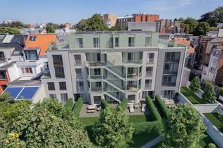 A.0.1 Loggia nieuwbouw appartement ca 104 m² met tuin.Algemene kenmerken:- nieuwbouwproject op toplocatie in Antwerpen- zonnige terrassen en tuinen met uitzicht op de binnentuin- vloerverwarming- kwalitatieve afwerking- verkoop deels onder registratie, deels onder btwIndeling:- inkomhal met apart toilet en vestiaire - leefruimte met toegang tot private tuin (64 m²)- open keuken met kookeiland- berging- 2 slaapkamers- badkamer met ligbad en dubbele lavaboOndergrondse autostaanplaatsen apart mee aan te kopen.Verkoop mogelijk onder verlaagd BTW-tarief (6%), indien cfr. de voorwaarden.Bent u geïnteresseerd in nieuwbouw, een appartement of woning te koop in Antwerpen? Aarzel dan niet om ons te contacteren.Had u graag uw eigen eigendom te koop aangeboden contacteer ons dan voor een vrijblijvende schatting, telefonisch op het nummer 03/206.76.76 of per mail naar antwerpen@dewaele.com. Ook voor alle andere vragen omtrent vastgoed, kopen of verkopen in Antwerpen kan u steeds bij ons terecht!