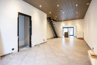 Bent u op zoek naar een woning waar u nog uw eigen stijl kan doorvoeren? Dan stellen wij u dit af te werken woning met twee slaapkamers, koer...