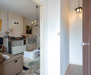 <p>Ben je op zoek naar een woning die je volledig naar eigen smaak kan renoveren? Dan biedt deze charmante woning nabij het centrum van Groot-Bijgaarden heel wat mogelijkheden.</p><p>De woning geniet van een gunstige ligging, op korte afstand van winkels, openbaar vervoer, scholen en alle dagelijkse voorzieningen.</p><p></p><p>Op het gelijkvloers bevinden zich een inkomhal, een woonkamer, een keuken, een eetkamer en een apart toilet. Via de eetkamer bereik je een polyvalente ruimte die tal van mogelijkheden biedt, zoals een bureau, hobbyruimte of uitbreiding van de leefruimte. Vanuit deze ruimte heb je toegang tot de zonnige tuin.</p><p>De eerste verdieping omvat twee ruime slaapkamers. De tweede verdieping bestaat momenteel uit een zolderruimte die, mits de nodige werken, kan worden ingericht als extra slaapkamer(s), bureau of hobbyruimte.</p><p>Daarnaast beschikt de woning over een praktische kelder, ideaal als extra bergruimte.</p><p></p><p>Dankzij de zonnige tuin, de ruime volumes en het renovatie- en uitbreidingspotentieel vormt deze woning een uitstekende opportuniteit voor wie op zoek is naar een project op een centrale locatie in Groot-Bijgaarden.</p>