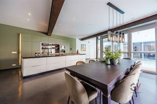 <p>Op een toplocatie vlakbij het station van Mechelen bevindt zich dit uitzonderlijke loft-appartement met een indrukwekkende oppervlakte van maar liefst 500 m². Dankzij de centrale ligging zijn winkels, restaurants en andere voorzieningen vlot bereikbaar, wat deze woning niet alleen luxueus, maar ook bijzonder praktisch maakt.</p><p>De woonruimte straalt een unieke sfeer uit dankzij de grote ramen en de hoge plafonds die voor een open en lichtrijke beleving zorgen. De open leefruimte met woon- en eetkamer vormt het hart van het appartement en nodigt uit tot gezellige momenten met familie en vrienden.</p><p>De keuken is volledig uitgerust met hoogwaardige toestellen en vormt een droomplek voor iedere kookliefhebber. Verder beschikt het appartement over vijf ruime slaapkamers. De master bedroom biedt ultiem comfort met een eigen en-suite badkamer en een royale dressing. Drie van de overige slaapkamers hebben eveneens een privébadkamer, wat zorgt voor extra comfort en privacy voor alle bewoners of gasten.</p><p>Buiten vind je een ruime tuin die zowel ontspanning als activiteit mogelijk maakt. Het zwembad is ideaal om af te koelen tijdens warme zomerdagen en draagt bij aan het luxueuze karakter van de woning.</p><p>Ben je op zoek naar een ruime, stijlvolle en perfect gelegen woning met alle comfort? Neem dan snel contact op met Jelle van Gilles Vastgoed via 0468/486 127 en plan jouw bezoek!</p>